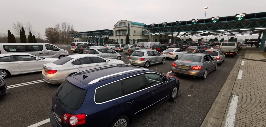 Strani turisti koji se vraćaju kući stvorili gužve na granicama