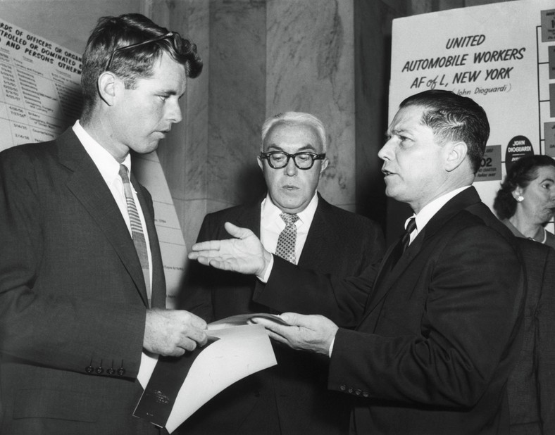 Robert Kennedy (z lewej) rozmawia z Jimmym Hoffą (z prawej), Waszyngton, 1958 r. Kennedy był wtedy głównym doradcą specjalnej komisji Senatu USA badającej nadużycia związku zawodowego IBT kierowanego przez Hoffę