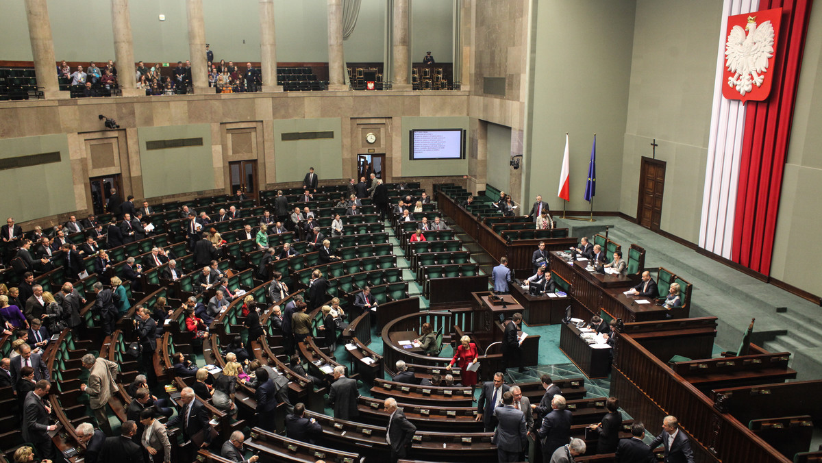 33 proc. osób, które zamierzają wziąć udział w wyborach parlamentarnych, chce głosować na PiS; na PO zagłosowałoby 22 proc. - wynika z sondażu TNS Polska. Do Sejmu weszłyby ponadto: SLD - 10 proc. poparcia, Twój Ruch oraz PSL - po 5 proc.