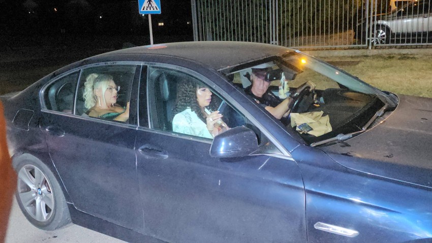 Miljana Kulić sa roditeljima u Šimanovcima