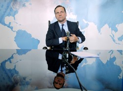 Asystent Sikorskiego w hełmie i stringach