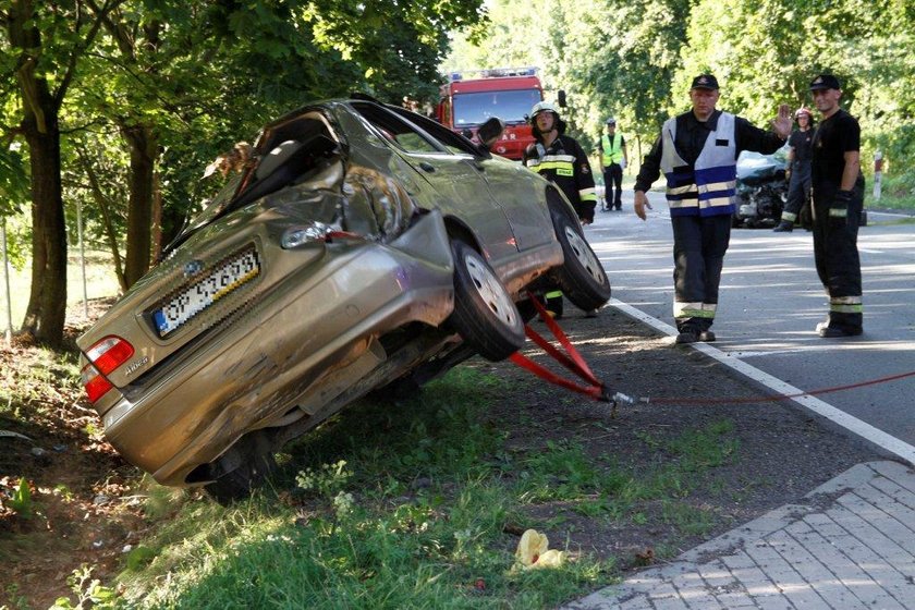 Kierowca wycinany był z samochodu