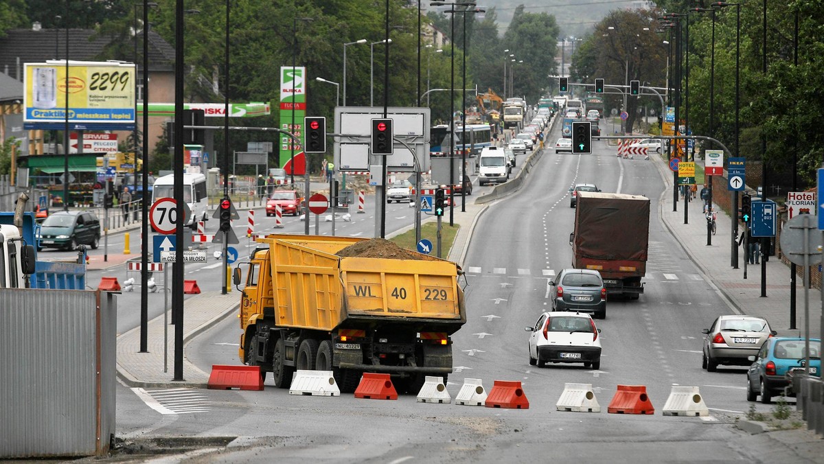 Od środy 7 sierpnia rozpoczął się zapowiadany remont na Alei 29 listopada, gdzie wymieniany jest kolektor sanitarny. Niektórzy krakowianie donoszą, że poza postawionymi ograniczeniami na razie nic się nie dzieje. MPWiK informuje, że chwilowo mogło tak być, ale prace na pewno się rozpoczęły. – Poza tym nie są one prowadzone na całej długości jezdni – informuje Katarzyna Muller z krakowskich wodociągów.