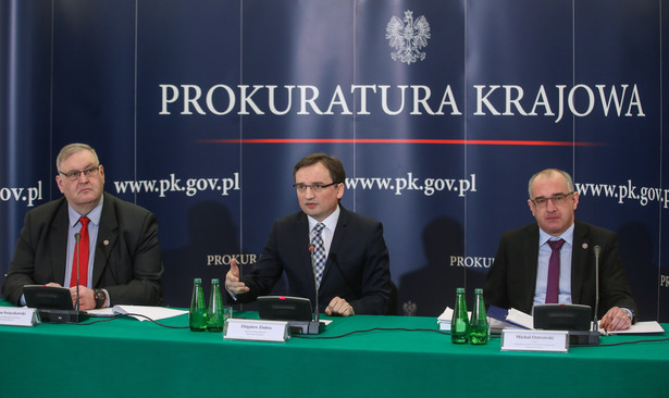 Minister sprawiedliwości Zbigniew Ziobro, prokurator krajowy Bogdan Święczkowski oraz dyrektor Departamentu do Spraw Przestępczości Gospodarczej Prokuratury Krajowej Michał Ostrowski