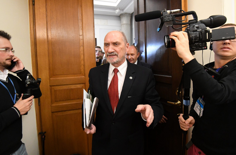 Minister obrony narodowej Antoni Macierewicz w drodze na posiedzenie sejmowej Komisji Obrony Narodowej