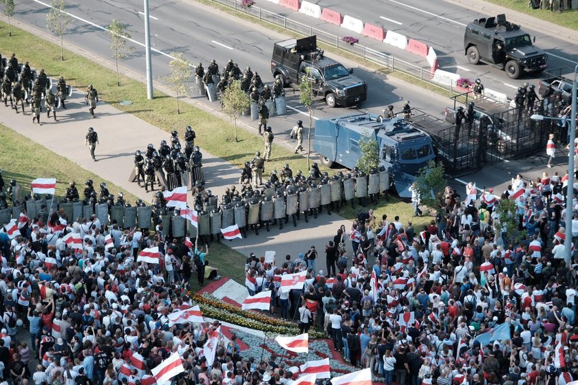 Białoruś: Aleksander Łukaszenka z karabinem i w kamizelce kuloodpornej