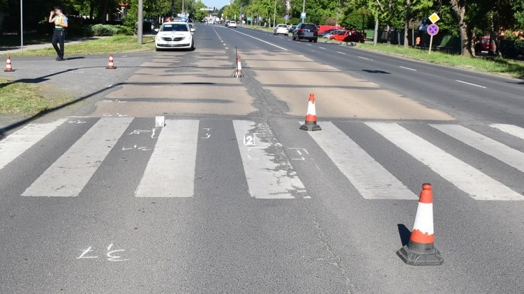 Öten ültek a kocsiban, de egyikük sem segített a vérző lányon, akit elgázoltak Békéscsabán