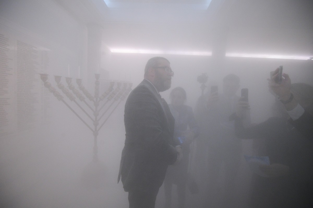 Grzegorz Braun tuż po użyciu gaśnicy w Sejmie