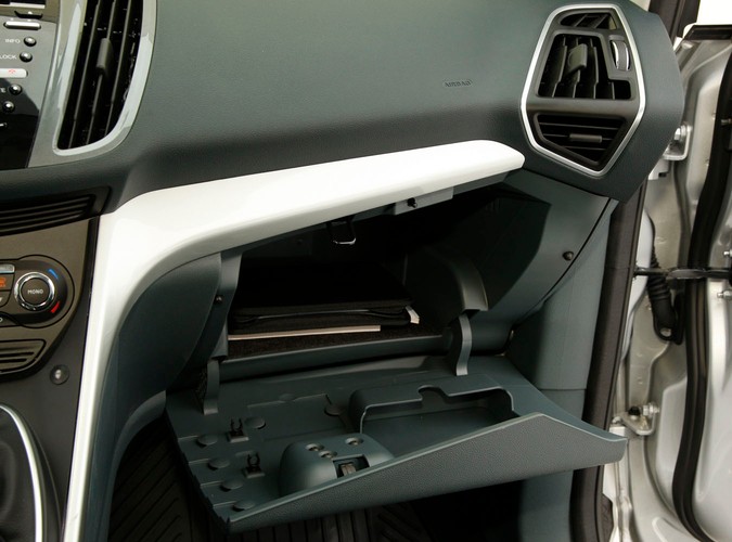 Z czym wam się kojarzą kompaktowe minivany, bo nam z nadmuchanymi autami segmentu C, które są mniej poręczne w mieście i wolniejsze na zakrętach. Po przejażdżce najnowszym fordem c-max diametralnie zmieniamy naszą opinię...