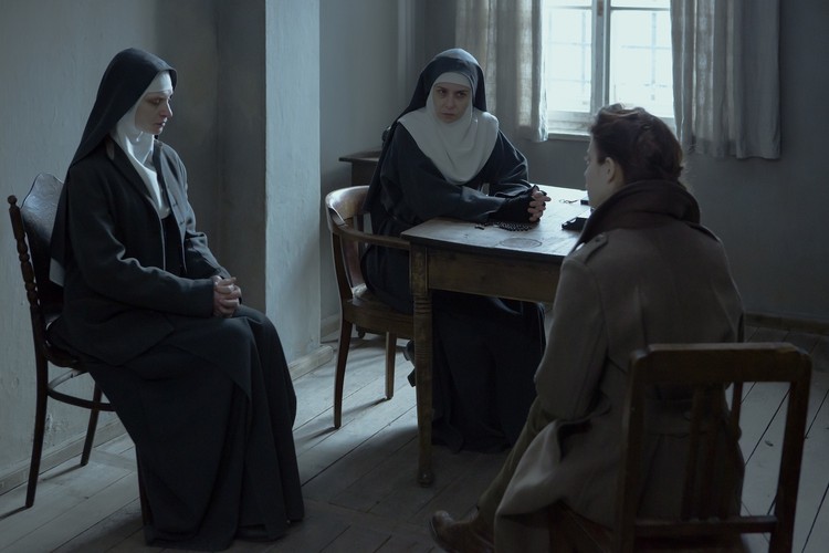 Agata Buzek, Agata Kulesza i Lou de Laâge w filmie 'Niewinne'