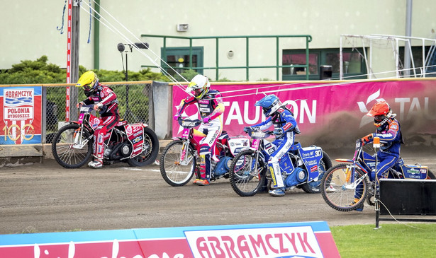 Duńczycy Mikkel Michelsen (kask czerwony) i Leon Madsen (niebieski) oraz Grigorij Łaguta z Rsoji (biały) i Andriej Kudriaszow z Rosji (żółty) w jednym z wyścigów podczas 2. rundy żużlowych mistrzostw Europy