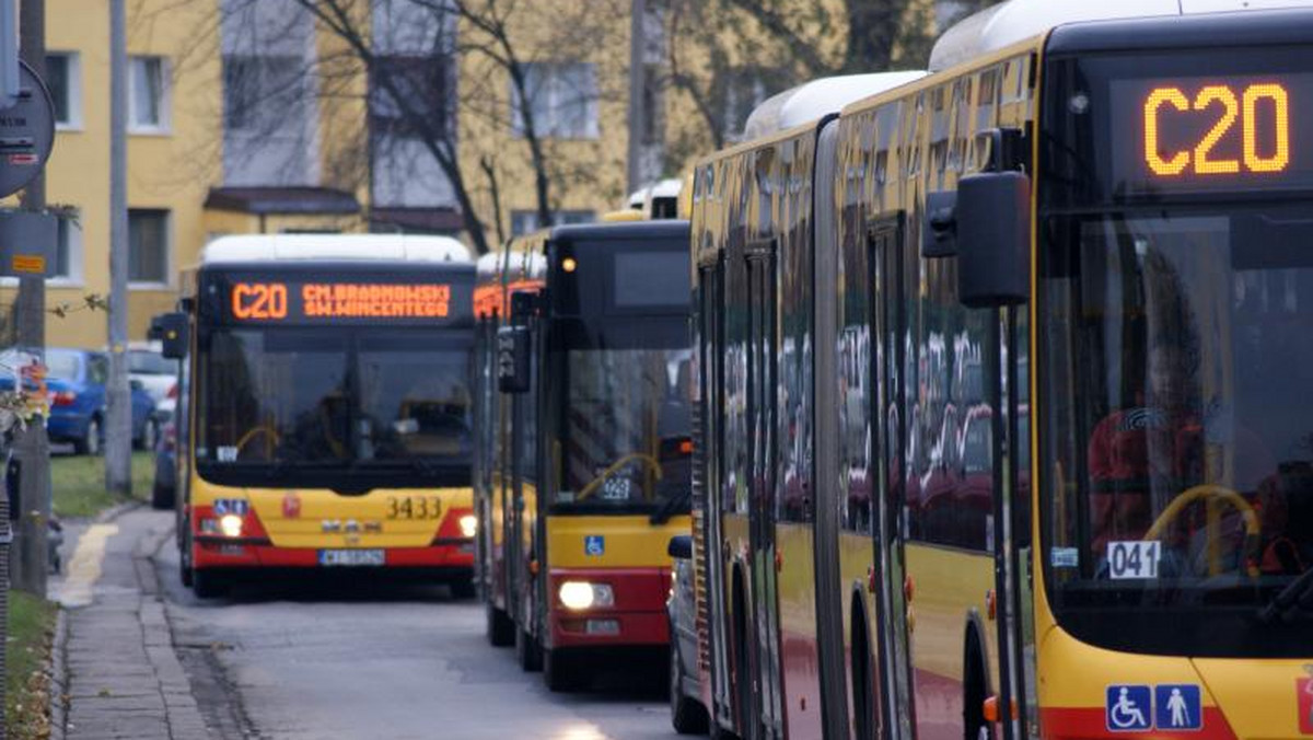 W okresie Święta Zmarłych na warszawskie nekropolie najlepiej dojechać komunikacją miejską. Zwłaszcza, że funkcjonują już specjalne linie cmentarne - dwie tramwajowe i 27 autobusowych. Są też duże zmiany w kursowaniu innych linii. Podpowiadamy, jak w najbliższych dniach będzie funkcjonowała komunikacja miejska w stolicy.