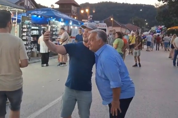 (FOTO, VIDEO) ORBAN ŠETA GUČOM I PRIČA SRPSKI! Bivši mađarski premijer grli ljude po šetalištu: "On je čovek legenda"