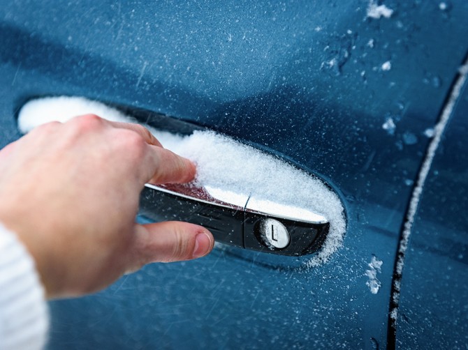 Zaledila su vam se vrata od automobila od hladnoće? Evo kako da ih otvorite bez oštećenja