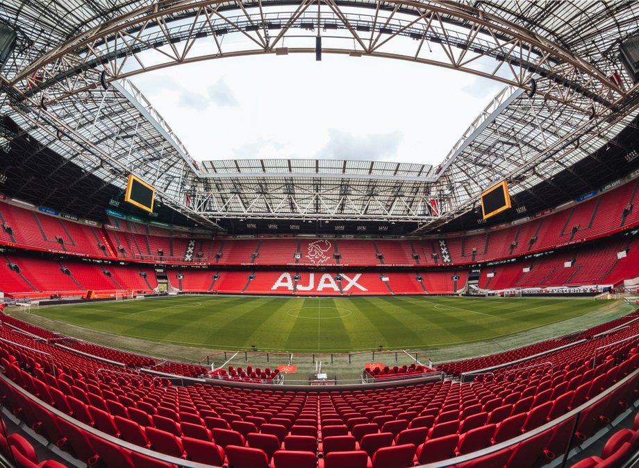 Ajax Amsterdam to piłkarski stadion z 55 tys. miejsc. 