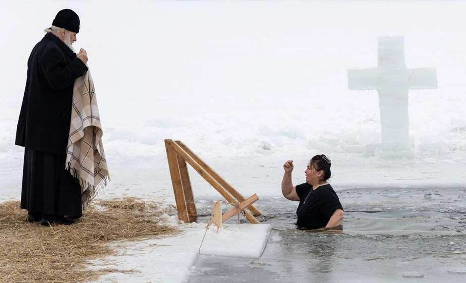 Ledeno blagosiljanje u Stupinu, u Moskovskoj oblasti | Foto: REUTERS/Ramil Sitdikov