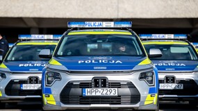 Czy gmina musi żądać zwrotu środków przekazanych policji, jeżeli nie kupi pojazdu przed końcem roku