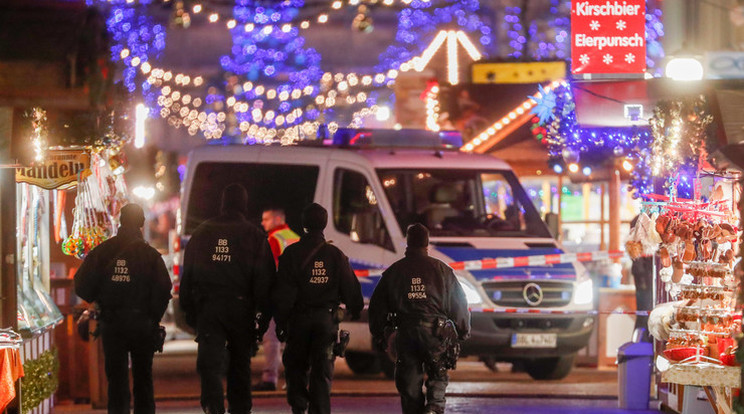 A potsdami karácsonyi vásárt kiürítették a rendőrök /Fotó: MTI