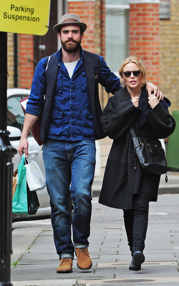 Kylie Minogue na spacerze z nowym partnerem