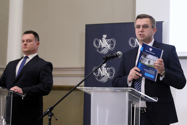 Doradca ekonomiczny NIK Paweł Gibuła i radca prawny Michał Jędrzejczyk podczas konferencji prasowej w siedzibie NIK w Warszawie