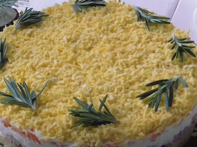 Recept za svečanu mimoza salatu na ruski način