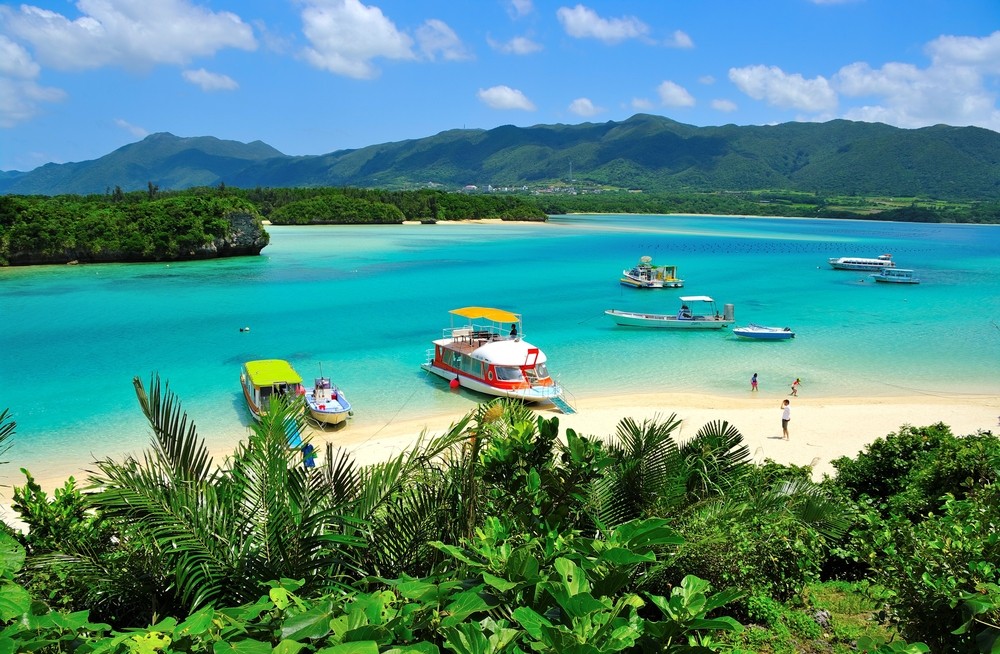 Ostrov Okinawa láka na svoje rozprávkové pláže.
