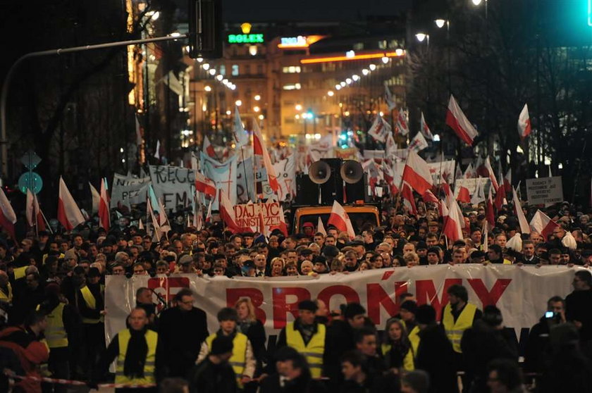 Manifestacja PiS. To tłumy, czy garstka? Była czerwień dla...