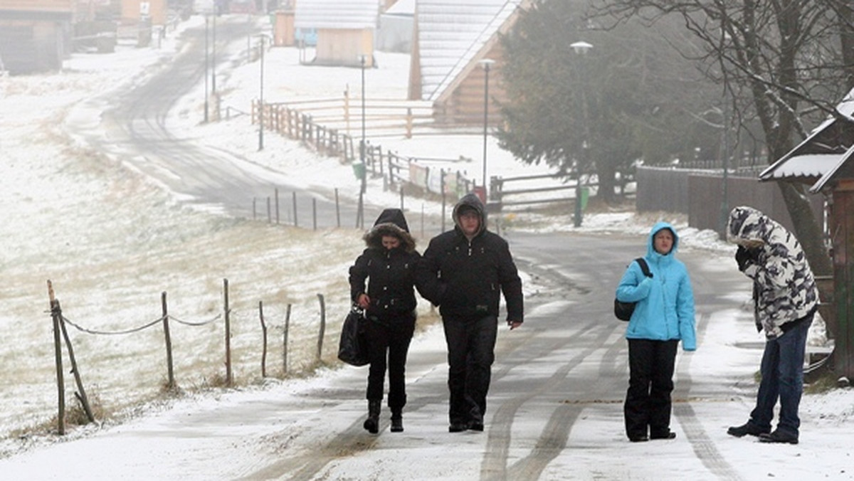 Do Polski zawitała zimowa pogoda. Najzimniej będzie na południu kraju, a największe opady śniegu wystąpią w centrum - informuje TVN 24.