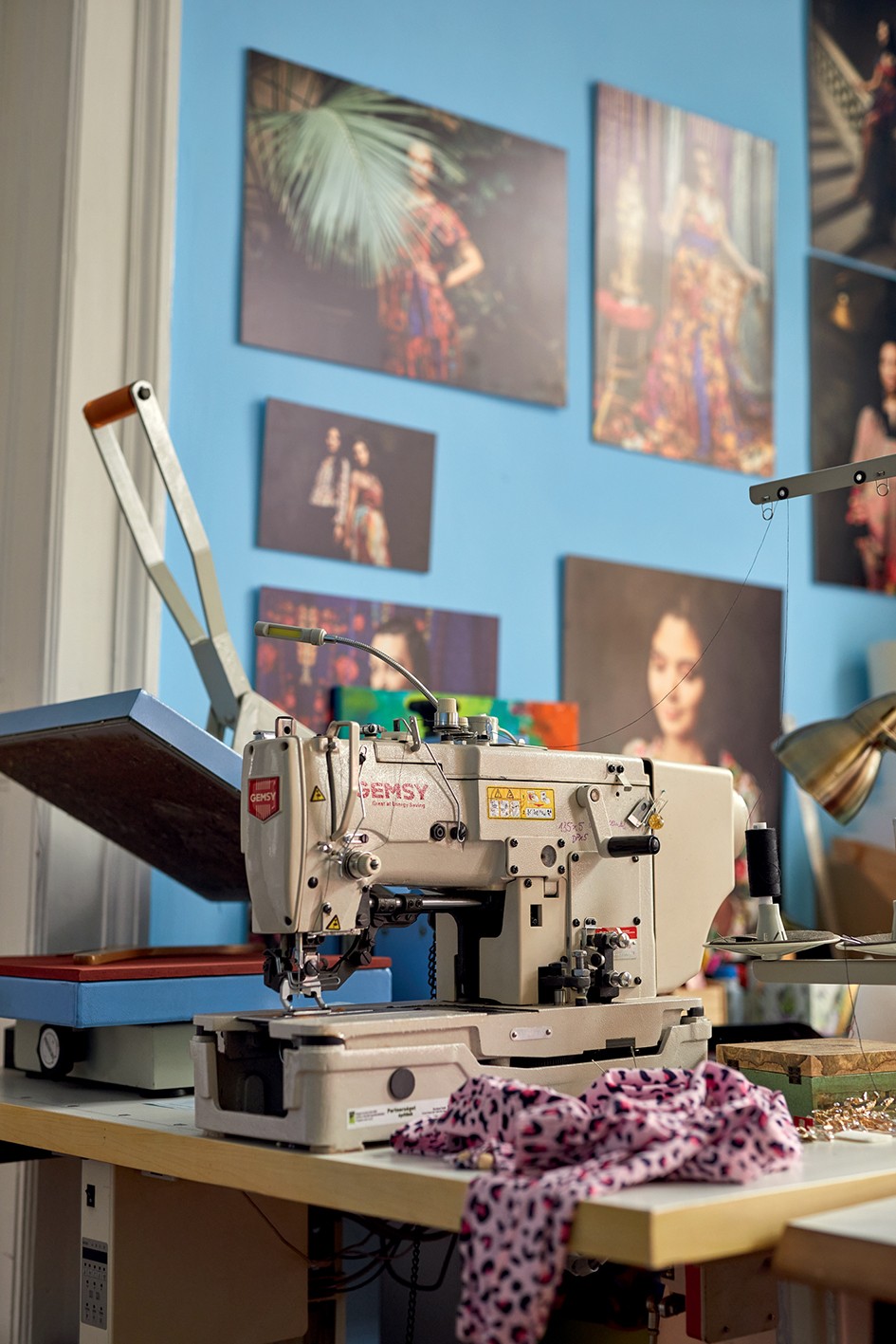 Erika és Helena kreatív káosza nagyon inspiráló. Egy igazán eredeti, élhető otthont hoztak létre, ahol egy házon belül van a családi és az alkotói tér