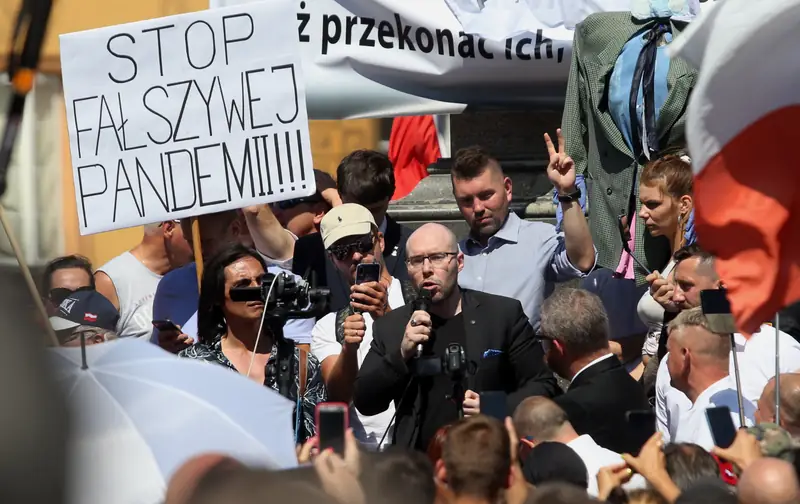 Marcin Rola na manifestacji antyszczepionkowców