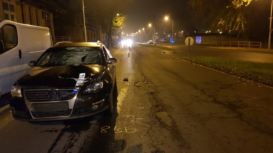 A Passat kombi iszonyú erővel találta el Pétert a zebrán, a férfi ötven métert repült, az autó rommá tört /Fotó: AgriaTV.hu 