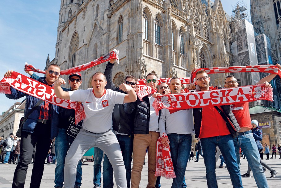 W miarę jak polscy futboliści grają coraz lepiej, także polscy kibice coraz chętniej jeżdża za nimi na mecze. Na zdjęciu miłośnicy naszej kadry na wiedeńskim Stephansplatz. 