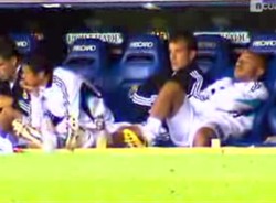 Zobacz, jak piłkarz zasnął podczas meczu