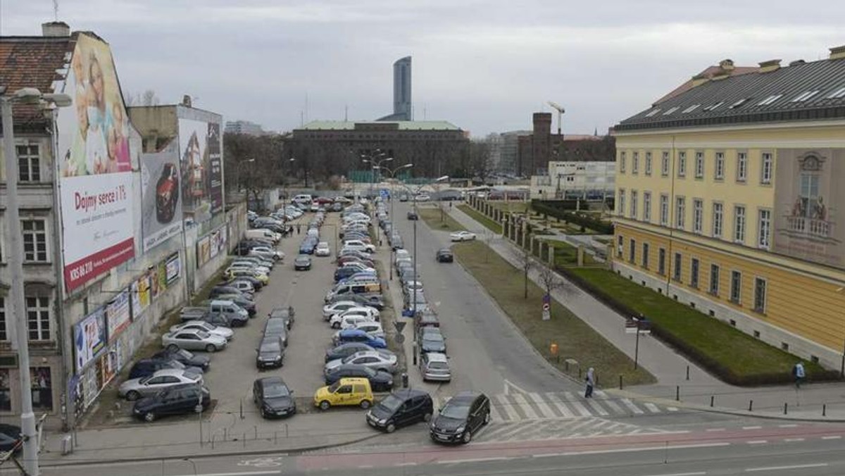 Najdalej za dwa lata kierowcy nie przejadą już z Zamkowej w Modrzejewskiej. Ulica zamieni się bowiem w deptak, którym kierowcy będą mogli jedynie dojechać na parking podziemny Narodowego Forum Muzyki - informuje Fakt.pl.