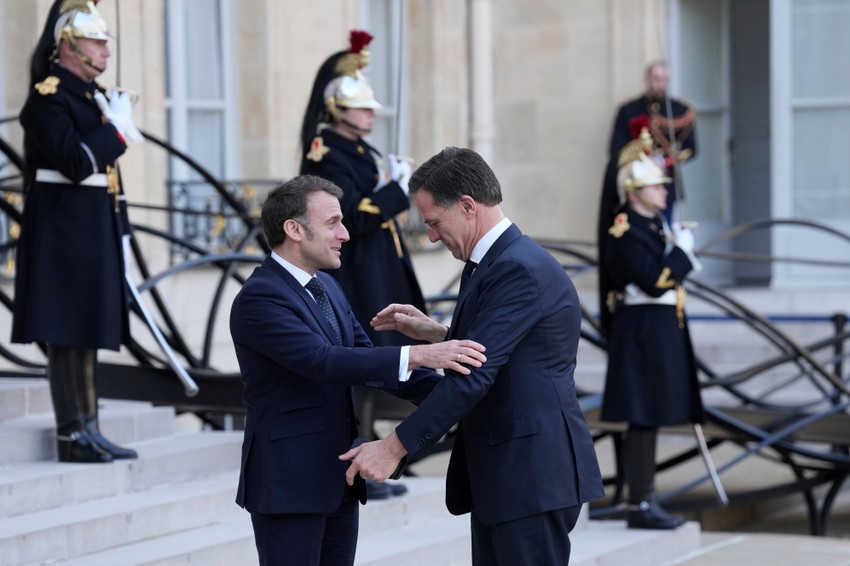 Emanuel Makron i Mark Rute uoči hitnog sastanka u Parizu