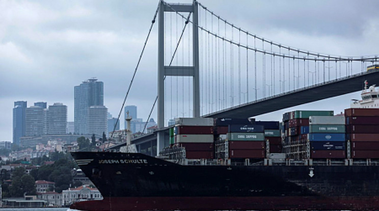Ukrajna bejelentette, hogy két gabonaszállító teherhajó tart a Fekete-tengeren ukrán kikötők felé / Fotó: MTI/EPA/Erdem Sahin