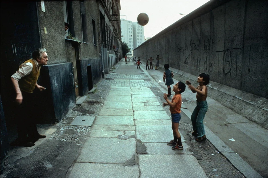 Ljudi koji su živeli na zapadnoj strani Berlinskog zida imali su pristup međunarodnim medijima i bili su tačno informisani o razmerama učešća Nemaca u Hitlerovom režimu | Foto: ullstein bild / Getty Images