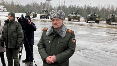 Łukaszenko u białoruskich kosmonautów. Przywiózł im chleb i smalec