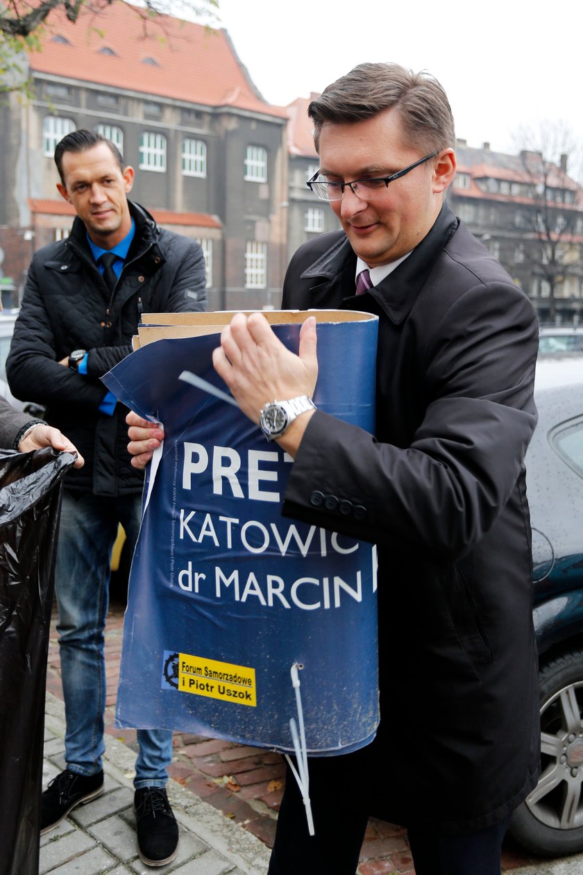 Katowice. Marcin Krupa (39l.) z plakatem wyborczym 