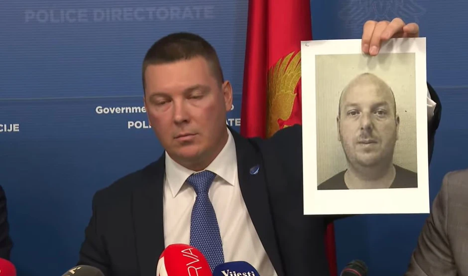 Ministar unutrašnjih poslova Crne Gore, Filip Adžić na konferenciji za medije pokazuje sliku osumnjičenog Vladimira Erića (32) 
