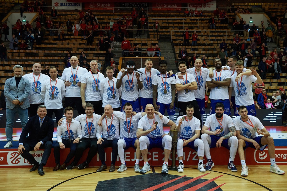 Drużyna Anwilu z medalami i pucharem. Anwil Włocławek pokonał Grupę Sierleccy Czarnych Słupsk i zajął 3. miejsce w Ekstraklasie