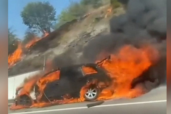 ZAPALIO SE AUTOMOBIL KOD ŠIMANOVACA Velika vatra progutala vozilo, crni dim kulja na sve strane (FOTO)