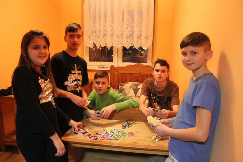 Waleria, Sasza, Wasyl, Stefan i Włodek w mieszkaniu w Łomży