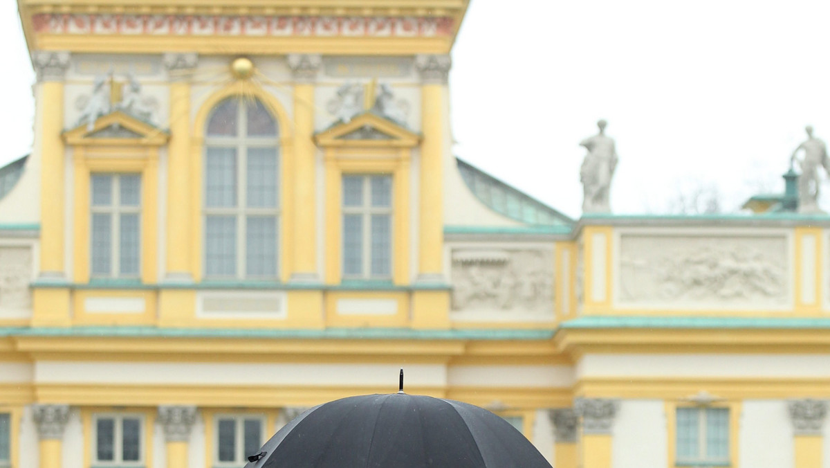 Niemieckie gazety TAZ i Frankfurter Allgemeine Zeitung (FAZ) zamieszczają dziś relacje na temat szczytu Trójkąta Weimarskiego. W komentarzu frankfurcka gazeta pisze, że polski premier ma rację obawiając się, że Pakt na Rzecz Konkurencyjności może podzielić Europę, bo przecież "nie tylko kraje strefy euro muszą sprostać globalnej konkurencji". Stąd "było to politycznie i taktycznie mądre, że pani Merkel i Sarkozy zaprosili Polskę do współpracy i pochwalili gospodarzy za ich odwagę do przeprowadzania reform" - informuje Deutsche Welle.