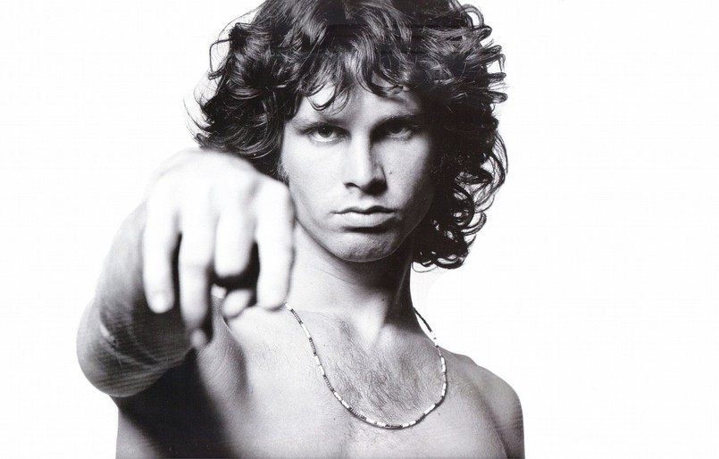 Jim Morrison zmarł w 1971 roku w Paryżu w niewyjaśnionych do dziś okolicznościach. Istnieją trzy wersje śmierci muzyka. Według pierwszej przez pomyłkę wciągnął nosem heroinę swojej dziewczyny (a myślał, że to kokaina). Druga mówi, że heroiny nie cierpiał i nigdy nie zażywał, miał jednak poważne problemy oddechowe. Zmarł zaś w kąpieli, wymiotując krwią. Trzecia głosi, że Morrison odszeł z przedawkowania heroiny w jednym z paryskich klubów, a dilerzy (którzy mu narkotyk sprzedali) odwieźli go do domu