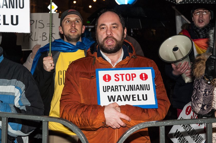 Prezes PIS przyjechał na Wawel na grób brata