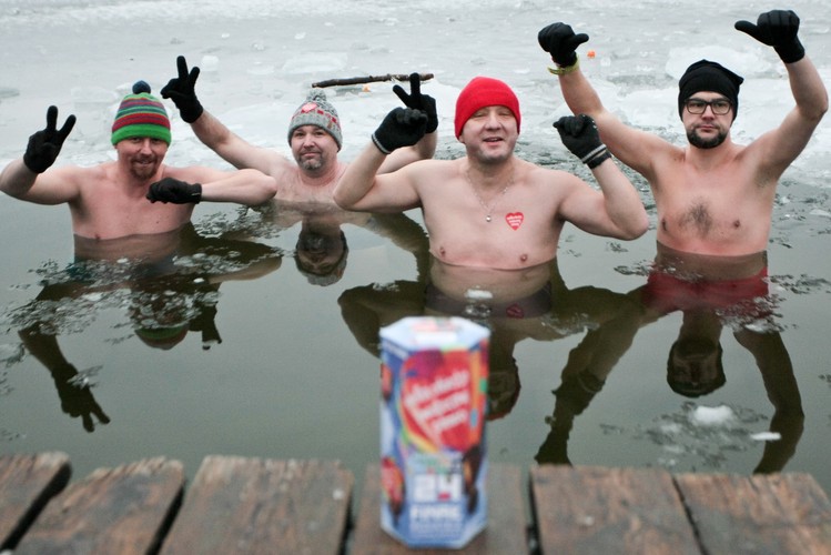 <b>10 stycznia – Finał Wielkiej Orkiestry Świątecznej Pomocy już po raz 24.</b>
<br>
<br>
Gorzowskie morsy z klubu Eskimo kwestują na rzecz WOŚP, podczas kąpieli w jeziorze kłodawskim