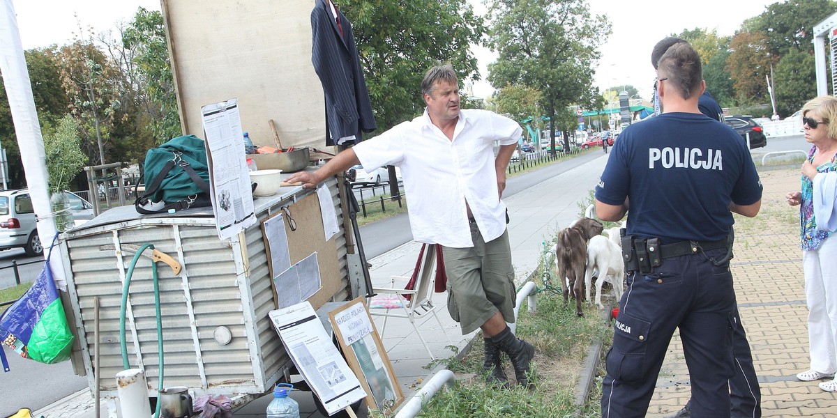 Roman Cichoń (53 l.) rozbił na Czerniakowskiej obóz. Rolnik przywiózł ze sobą kozy