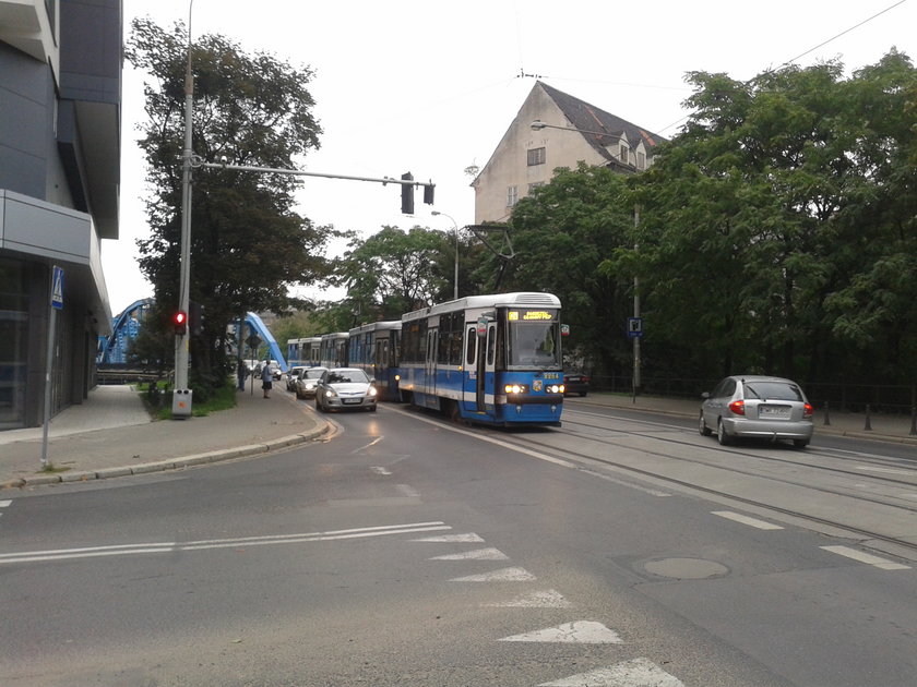 Zepsuty tramwaj 0L na ul. Podwale we Wrocławiu