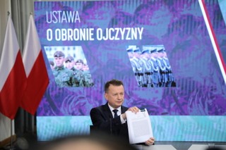 Błaszczak: Uproszczona droga do służby, wyższe uposażenia